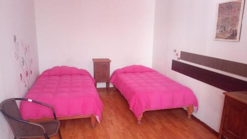 Standard Twin Room with Shared Bathroom image 3
