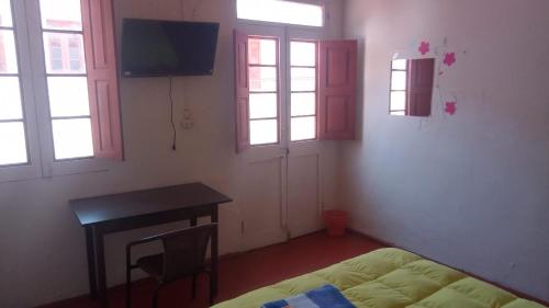 Standard Single Room with Shared Bathroom image 3