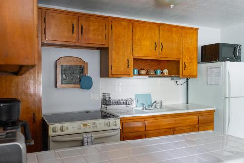 Cozy 1 Bedroom Unit - 4 Blocks from Jax Beach Pier! in Jacksonville Beach, USA