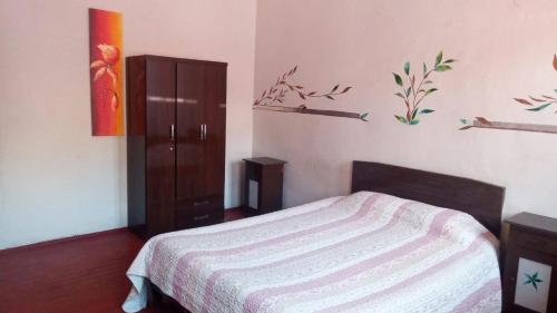 Standard Double Room with Shared Bathroom image 2