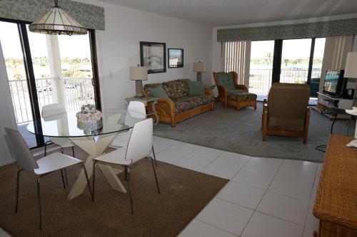 Sandcastles 400 Ocean & Rocket Launch Views, Massive Corner Unit in Cocoa Beach, USA