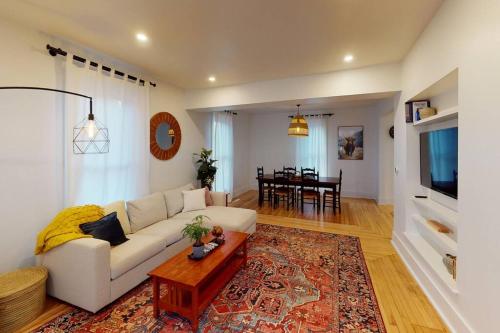 Seadmed, The Other House in Monroe (WI)