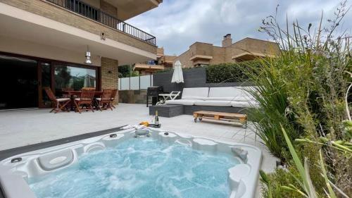 Residencial Bella Donna Lux House, Jacuzzi y piscina privada gîte à louer Lloret de Mar