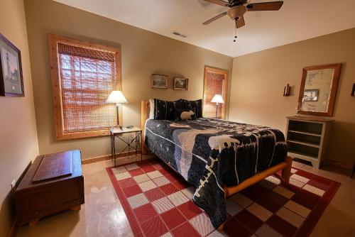 Lake Nantahala-Smoky Mountain Cabins - image 7