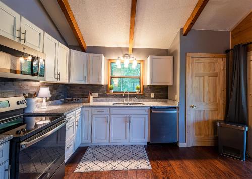 Lake Nantahala-Smoky Mountain Cabins - image 10