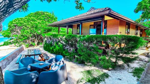 MOOREA - The Golden Reef Bungalow Bora Bora