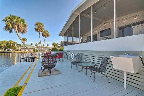 Boat Dock and Porch Riverfront Retreat in Homosassa in โฮโมซัสซา (FL)