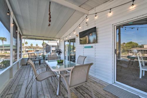 Boat Dock and Porch Riverfront Retreat in Homosassa in โฮโมซัสซา (FL)