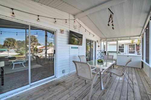 Boat Dock and Porch Riverfront Retreat in Homosassa in โฮโมซัสซา (FL)