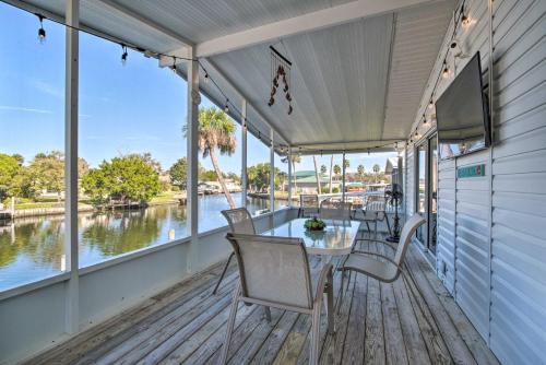 Boat Dock and Porch Riverfront Retreat in Homosassa in โฮโมซัสซา (FL)