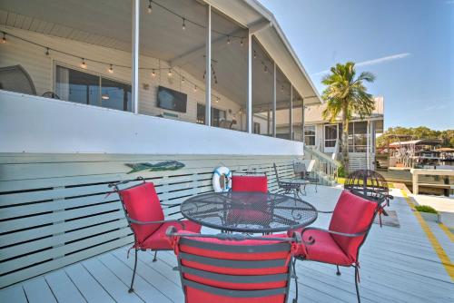 Boat Dock and Porch Riverfront Retreat in Homosassa in โฮโมซัสซา (FL)