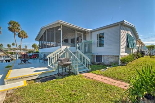 Boat Dock and Porch Riverfront Retreat in Homosassa in โฮโมซัสซา (FL)