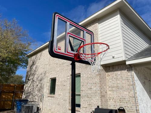 Dallas 4BR Large yard w HOT TUB , Fire pit and basketball Hoop in Plano (TX)