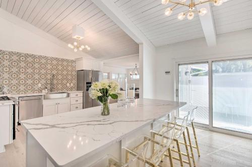 Serene Home w/ Fire Pit, Deck & Easy Access to ATL in Smyrna (GA)