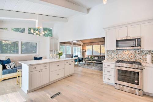 Serene Home w/ Fire Pit, Deck & Easy Access to ATL in Smyrna (GA)