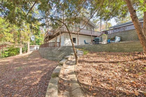 Serene Home w/ Fire Pit, Deck & Easy Access to ATL in Smyrna (GA)