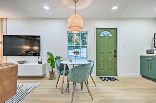 Cozy Brandon Guest Studio with Pool and Hot Tub! in Brandon, USA