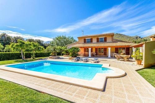 Charming villa close to Puerto Pollensa by Renthousing