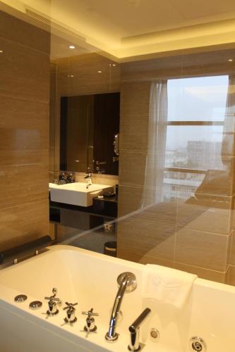 room detail thumbnail 2