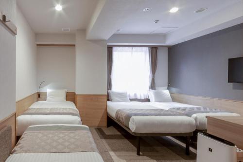4 twin beds