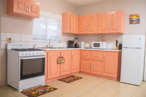 廚房, Amazing 2-Bedroom Apt Sleeps 3 Warm & Cosy in 波特斯村