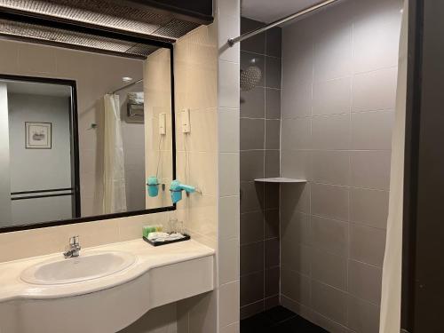 Bathroom, Legend Inn Taiping in Taiping