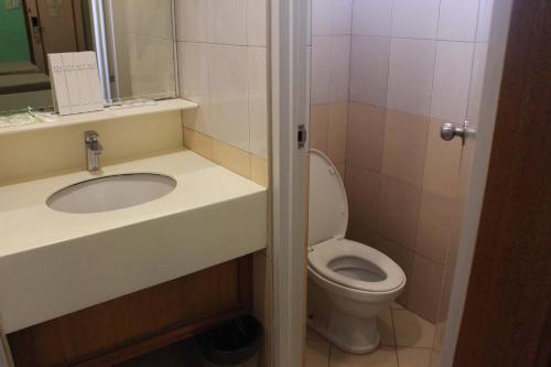 浴室, 帕賽卡巴雅酒店-僅限隔離使用 (Kabayan Hotel) in 馬尼拉