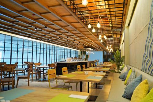 PALM PARK Hotel Surabaya near ITC Surabaya Mega Grosir