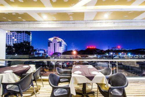 อาหารและเครื่องดื่ม, แฟ็บโฮเต็ล ไพรม์ อเวนิว (FabHotel Prime Avenue) in อินดอร์