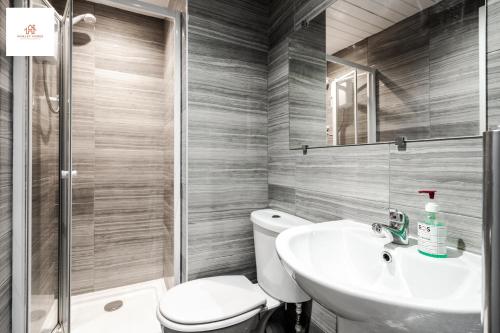 Supersized House 6 Beds Sleeps 14 w Garden & Carpark By Hinkley Homes Short Lets & Serviced Accommodation, Liverpool (photo 9)