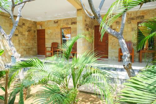 ระเบียง/ชานเรือน, เรดดอร์ซ แอท ตันจุง อาลัม โฮเทล โลวินา (RedDoorz @ Tanjung Alam Hotel Lovina) in โลวินา บีช