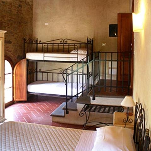 2 twin beds, 2 bunk beds