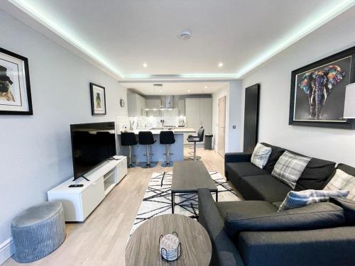 Modern 3 Bedroom Apartment, West End