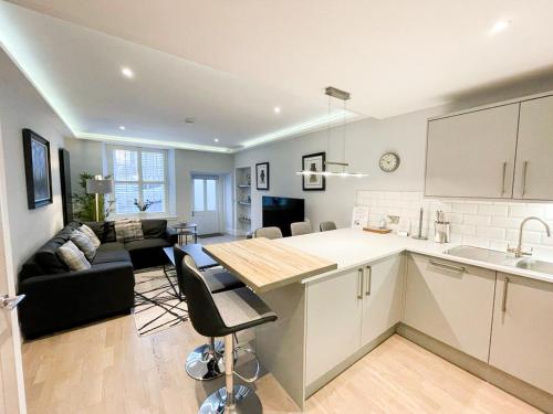 Picture of Modern 3 Bedroom Apartment, West End