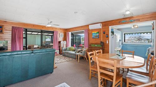 Roseville - Snells Beach Holiday Home