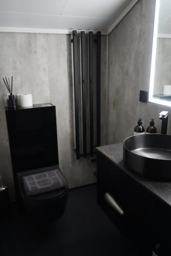 409169978 Basecamp Hotel