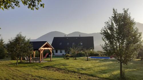 Aed, Apartmán v Chaloupce na vršku (Apartman v Chaloupce na vrsku) in Bernartice