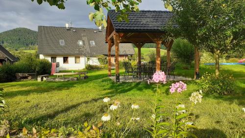Hotelli välisilme, Apartmán v Chaloupce na vršku (Apartman v Chaloupce na vrsku) in Bernartice