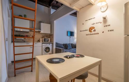 Stunning Apartment In Roma With Kitchen - image 2