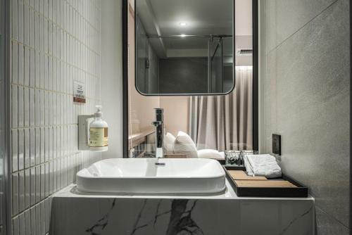 Small Double Room image 7