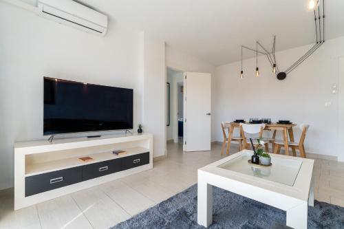 Sea view 2 bedroom apartment 2 min away from the beach - image 5