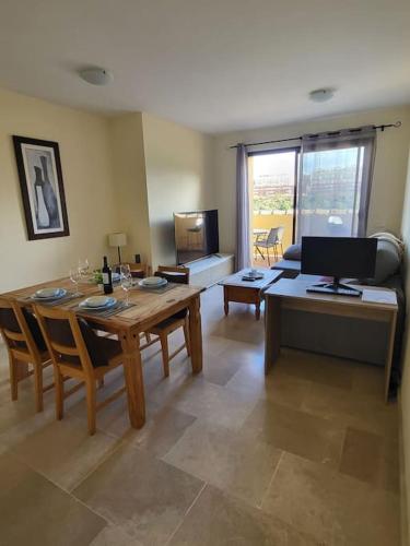 Duquesa 2 bed with sea and golf views and 5 pools, Manilva (Foto 4)