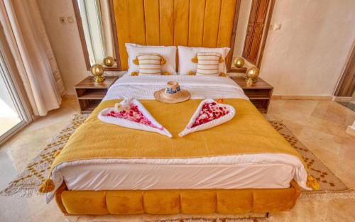 1 queen bed, 1 twin bed