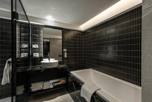 409185669 Autumn Willow Hotel