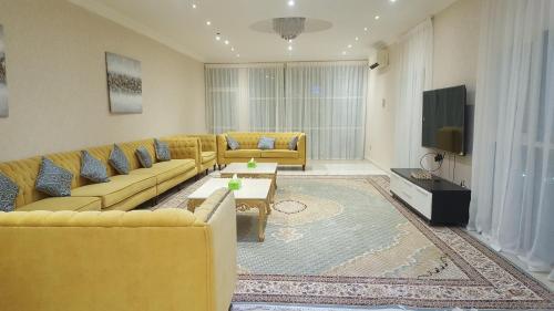 Shared lounge/TV area, The Mountain Terrace in Dhaid