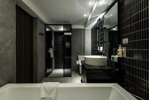 409186718 Autumn Willow Hotel