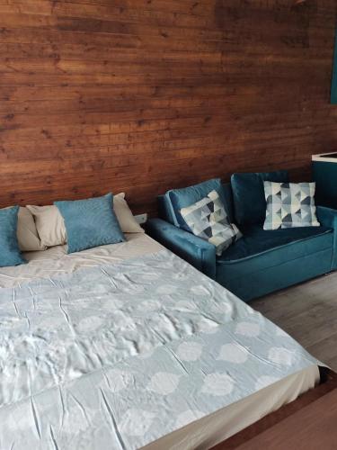 1 queen bed, 1 sofa bed