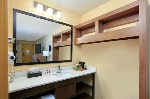 Days Inn by Wyndham Batesville - image 10