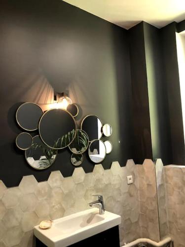 Bathroom, Maison de luxe nichee dans le bois pour vivre une experience unique in Saint-Remy-les-Chevreuse