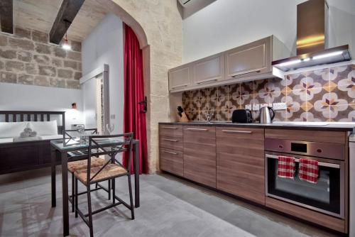 Old Lodge Apartment 2 by Vallettastay, La Valletta (foto 5)